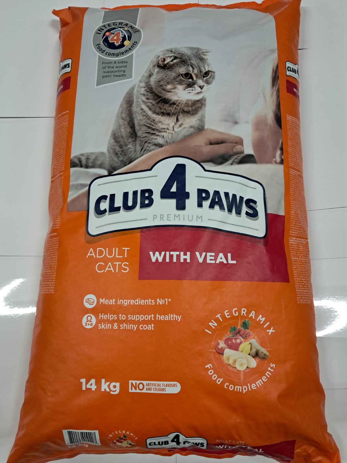 Повнораціонний сухий корм CLUB 4 PAWS Преміум для дорослих котів "Телятина", 14 кг